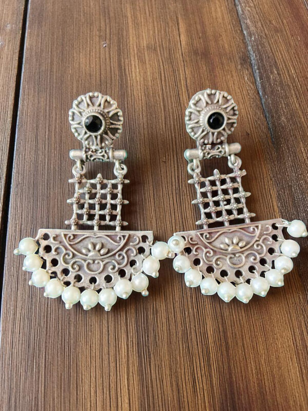 Oxidized Earrings with pearl drops - Image 3